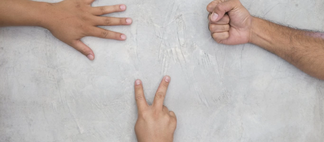 «Πέτρα, ψαλίδι, χαρτί»: Το κόλπο για να μην χάνεις ποτέ!